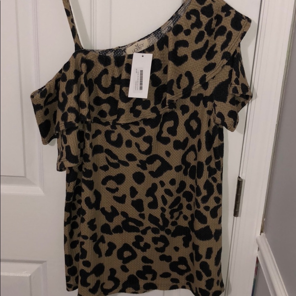 One shoulder leopard shirt